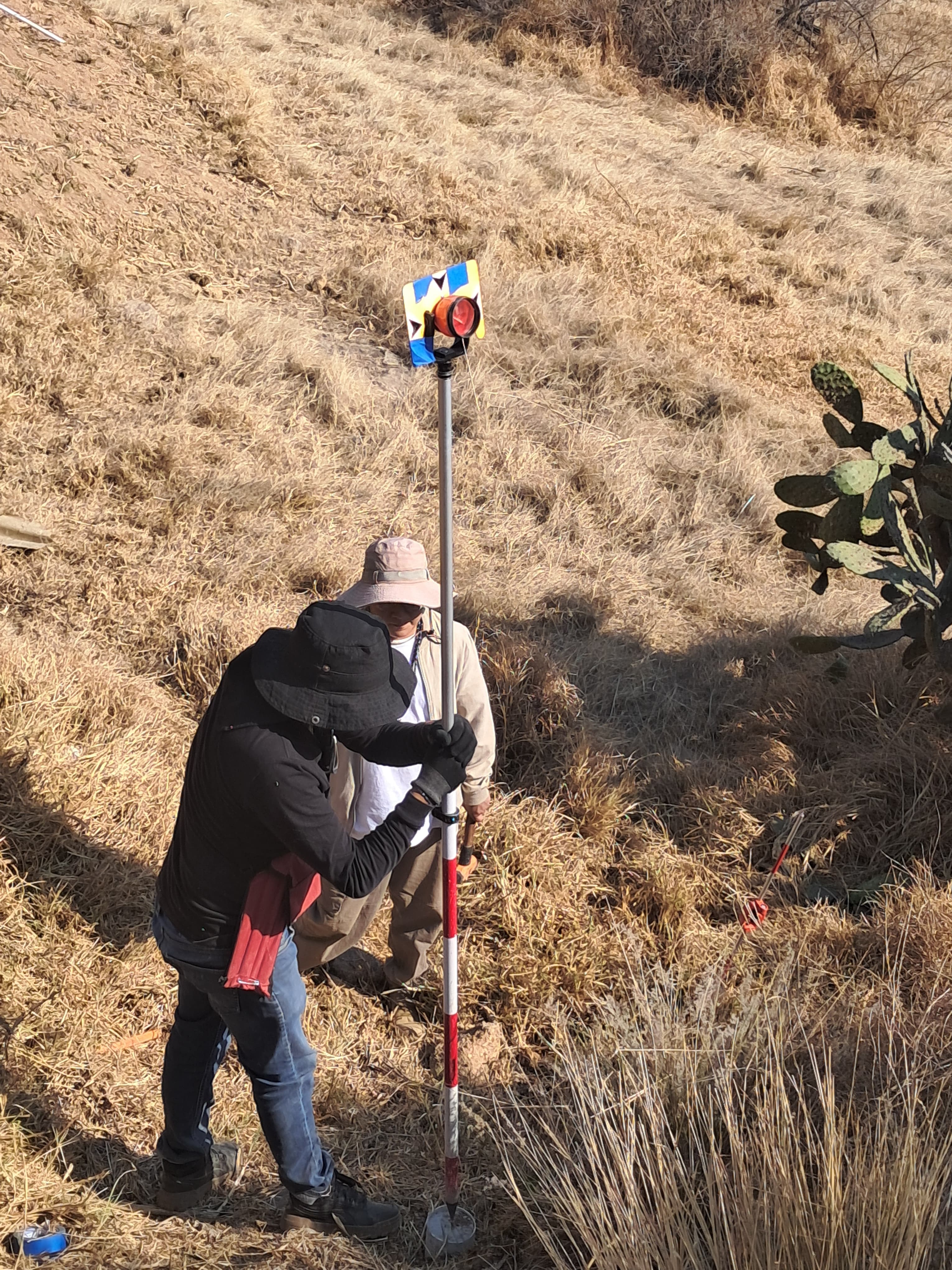 Delimitación de lotes con mojoneras – QC Topografía